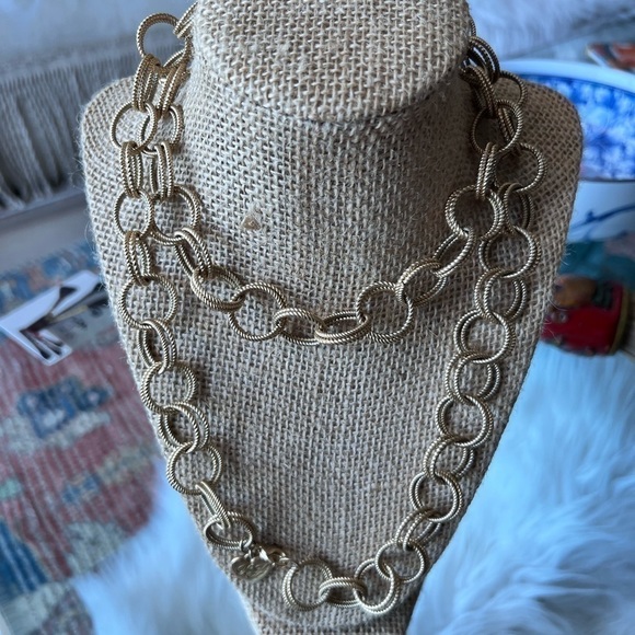 Betsey Johnson gold chain. - Picture 6 of 6